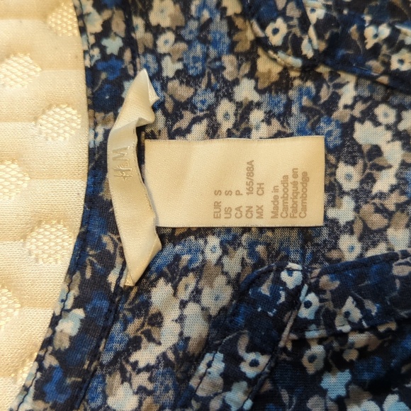 H&M 3/4 Sleeve Floral Tee - Picture 2 of 4